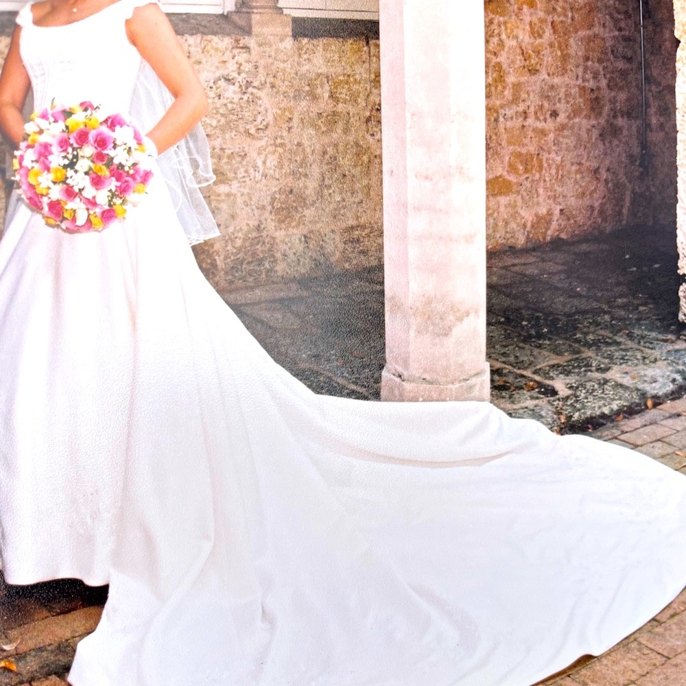 Wedding dress Ivory size 6 with vail.
